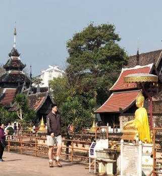 巨人身影温暖泰国街头 姚明带妻女享受清迈悠闲假期 游览车上,姚明一家正在观察野生动物。姚明微微弯腰,耐心地给身边的女儿指向远处的动物,小姑娘则顺着父亲的手势望去,眼中满是好奇,妻子叶莉在一旁静静陪伴,画面温馨而有趣。