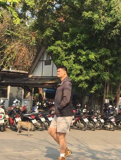 巨人身影温暖泰国街头 姚明带妻女享受清迈悠闲假期 姚明独自行走在泰国清迈的街头,他身穿深色上衣配短裤,背着双肩包,高大的身影在异国建筑映衬下宛如一座移动的铁塔。周围的游客在他身后显得格外娇小,纷纷驻足侧目,完美诠释了什么叫走到哪里都是焦点。