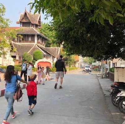 巨人身影温暖泰国街头 姚明带妻女享受清迈悠闲假期 穿着深色T恤的姚明在泰国街头格外醒目,他双手悠闲地放在身后,正低头温柔地看着身边的妻女,即便只是一个背影,那巨人般的轮廓也让人一眼就能认出,画面充满了平凡的幸福感。