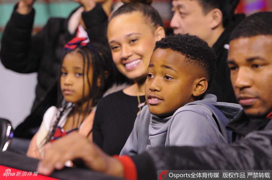 巴斯家人现身辽宁主场,见证寒夜中那场属于男人的鏖战 妻子依偎在巴斯身旁,两人目光交汇中满是爱意,周围球迷的喧嚣仿佛都成了他们幸福画面的背景音。