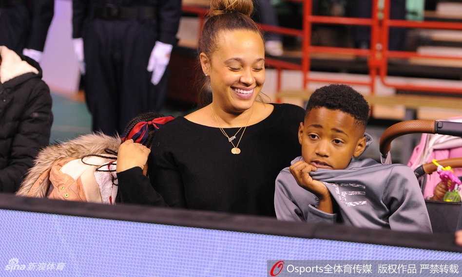 巴斯家人现身辽宁主场,见证寒夜中那场属于男人的鏖战 巴斯抱着孩子在场边与友人交谈,铁汉柔情在这一刻展露无遗,孩子的笑容是他挥洒汗水的最好回报。