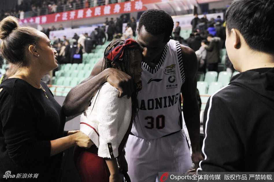 巴斯家人现身辽宁主场,见证寒夜中那场属于男人的鏖战 在球员通道内,巴斯一手抱着孩子,一手与亲友击掌,幸福的笑容挂在脸上,这是一个属于胜利与团聚的夜晚。