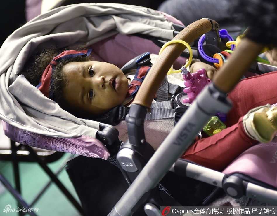 巴斯家人现身辽宁主场,见证寒夜中那场属于男人的鏖战 在辽宁主场明亮的灯光下,巴斯的小宝贝趴在围栏上好奇张望,身旁的母亲神情专注,仿佛在嘈杂的球馆里能听见丈夫在场上呼吸的声音。