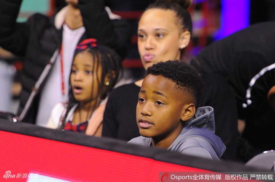 巴斯家人现身辽宁主场,见证寒夜中那场属于男人的鏖战 巴斯与儿子温馨互动,小家伙眼神中似乎透着对父亲英雄形象的崇拜,这一刻的温情与刚刚球场的硝烟形成鲜明对比。