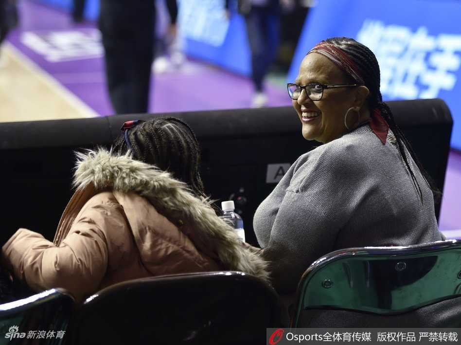 巴斯家人现身辽宁主场,见证寒夜中那场属于男人的鏖战 巴斯的妻子与亲友团身披辽宁队围巾,手持助威棒,脸上洋溢着骄傲的笑容,仿佛在告诉所有人:我们家的英雄正在这片球场上战斗。