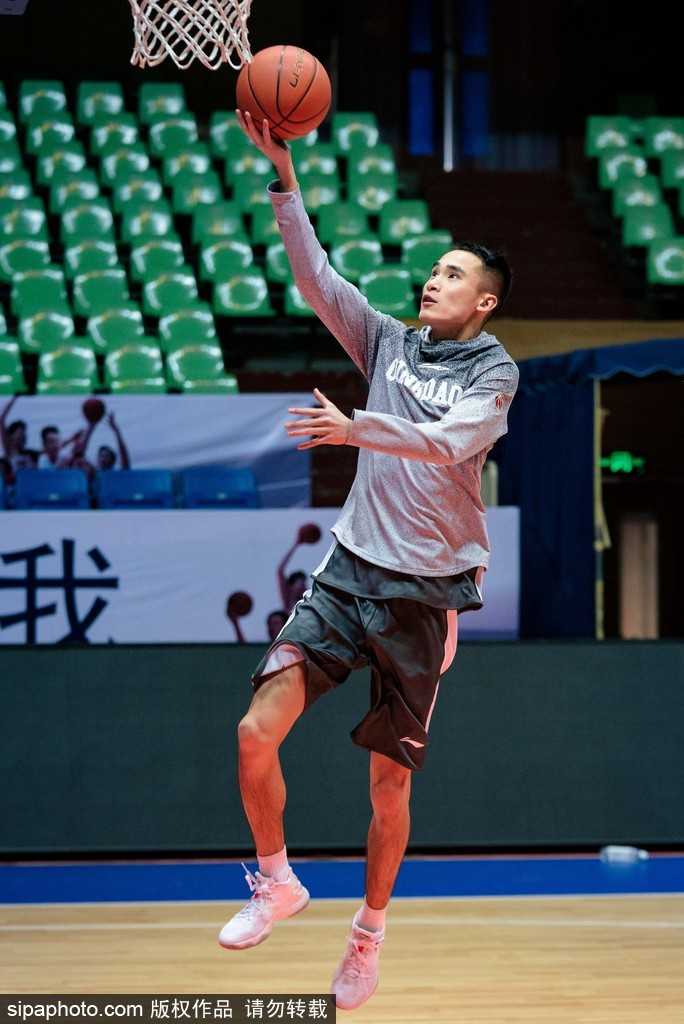 巴蜀之冬燃战火 青岛双星成都磨砺待强敌 巩晓彬指导神情专注,双手比划战术,眼神中透露出对细节的极致追求,场边弟子们凝神静听。