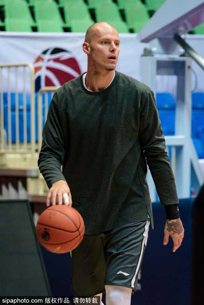 巴蜀之冬燃战火 青岛双星成都磨砺待强敌 吉布森面对防守悍将强行干拔,身体在空中舒展到极致,投篮手型依然完美,仿佛时间在这一刻静止。