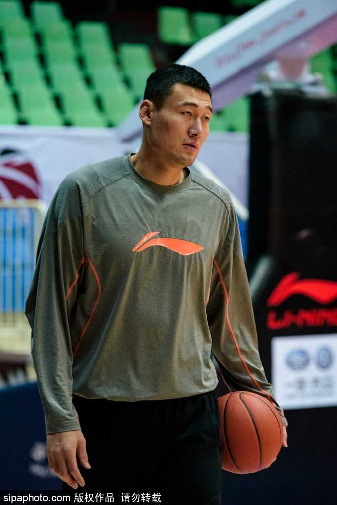 巴蜀之冬燃战火 青岛双星成都磨砺待强敌 高尚突破后抛篮,身体在空中与防守者有轻微接触,眼神却始终紧盯着篮筐,展现了冲击内线的决心。