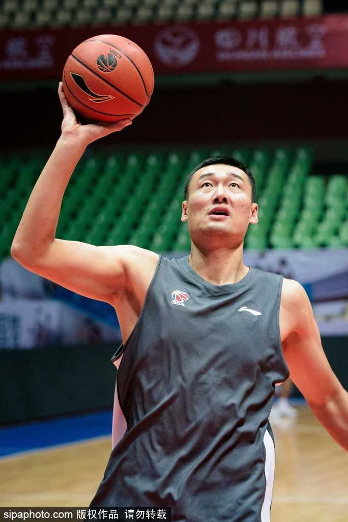 巴蜀之冬燃战火 青岛双星成都磨砺待强敌 训练结束后,一名年轻球员独自加练运球,空旷的球场灯光洒在他身上,映照出他对胜利的渴望与不懈努力。