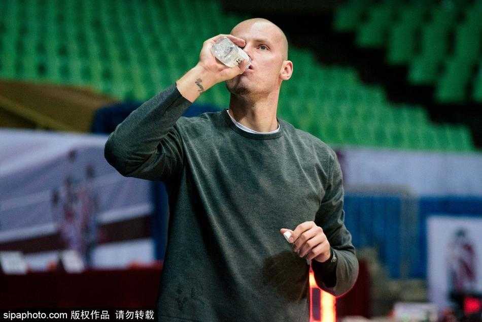 巴蜀之冬燃战火 青岛双星成都磨砺待强敌 全景镜头下,青岛队进行战术合练,球员们跑位清晰,篮球在队员间快速转移,整体攻防节奏极快。