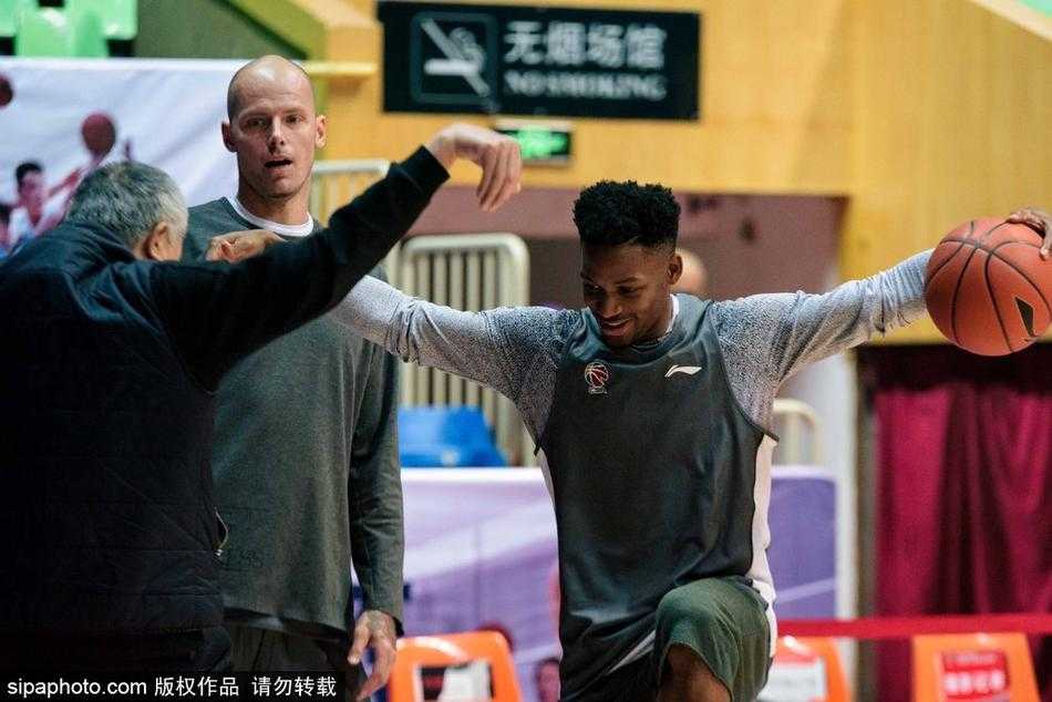 巴蜀之冬燃战火 青岛双星成都磨砺待强敌 全队围拢成圈,巩晓彬在圈中心布置最后防守策略,队员们肩并肩,神情坚毅,团队的凝聚力在这一刻尽显。