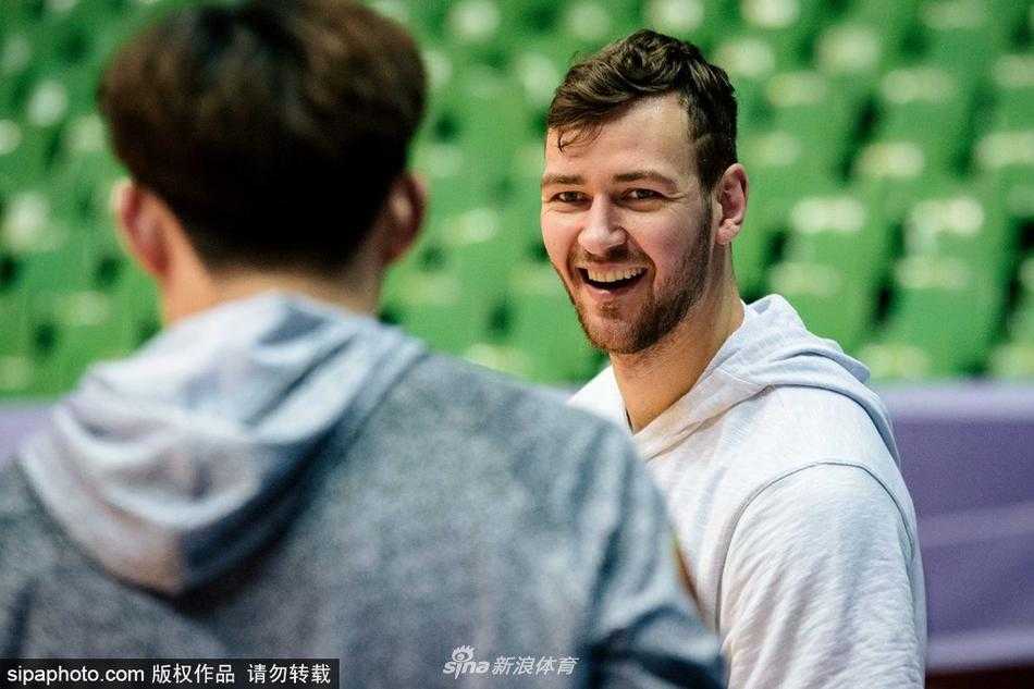 山东大汉陶汉林在对抗训练中旱地拔葱，双手如同铁钳紧抱篮球，展现了中国小鲨鱼在内线翻江倒海般的统治力。