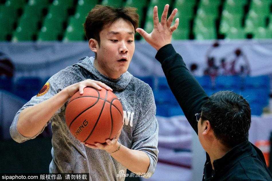 在成都寒冷的冬夜，山东省体育馆的场地内热气腾腾，丁彦雨航眼神如炬，在拉伸中积蓄着即将爆发的能量。