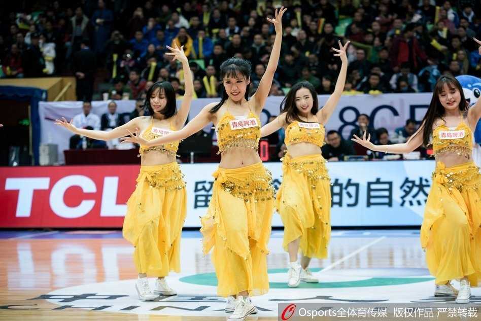 冬日寒风中，四川啦啦队宝贝身着亮眼红白短裙登场，修长双腿随着劲爆节拍轻盈舞动，瞬间驱散了场馆内所有的寒意。