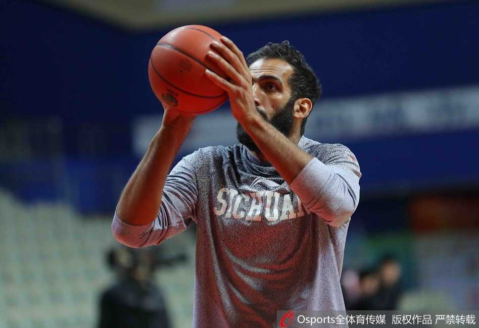 身形庞大的哈达迪在训练中高举高打，眼神坚毅，仿佛要用双手拽回球队下滑的势头