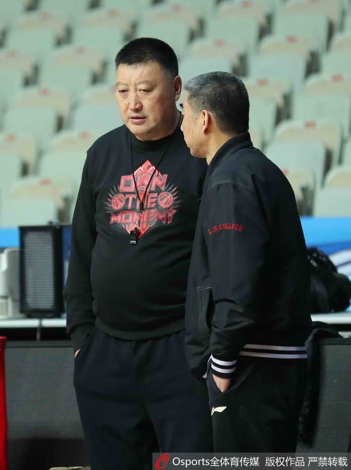 新援迪奥古在罚球线附近接球，肌肉线条分明，准备用他标志性的稳健中投为球队攻城拔寨