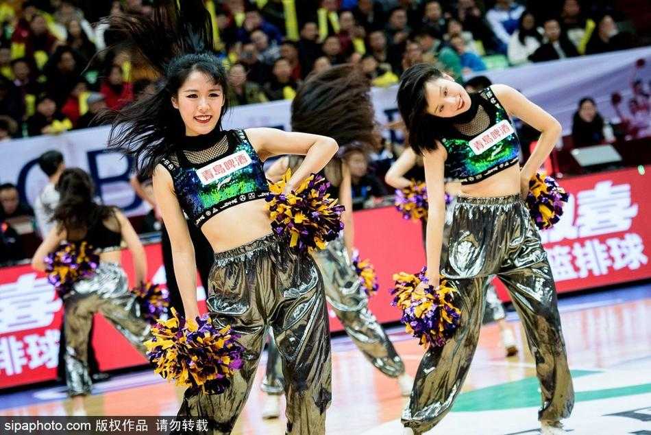 山西男篮的客场啦啦队毫不示弱，她们用整齐划一的爵士舞步和自信的笑容，在对手的腹地开辟出属于自己的舞台，诠释了篮球德比中另一种形式的对抗与交流。