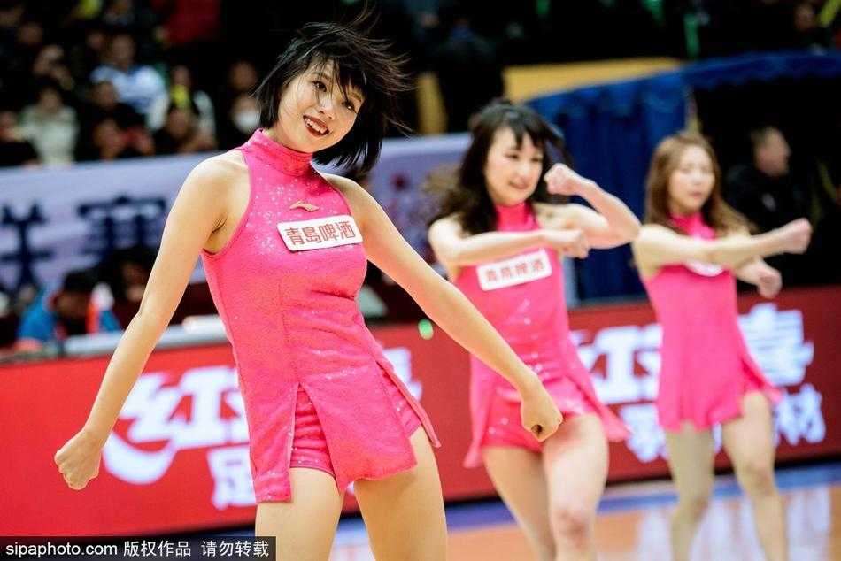 中场休息时，两队啦啦队罕见地同框出现在场地中央，她们用极具张力的肢体语言和明媚的笑容，将四川省体育馆变成了一个巨大的迪斯科舞池。