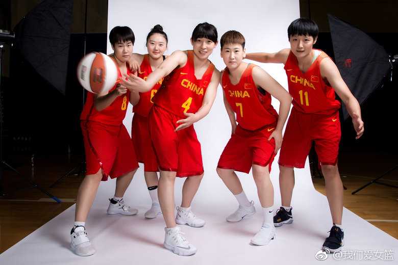 巾帼英姿绽放光影之中 中国女篮团结一心书写新篇章 中国女篮全体队员在写真拍摄中聚拢在一起,大家肩并肩、手搭手,紧紧靠拢。灿烂的笑容洋溢在每个人脸上,这张大合影犹如一个大家庭的团圆照,凝聚着无坚不摧的团队力量。