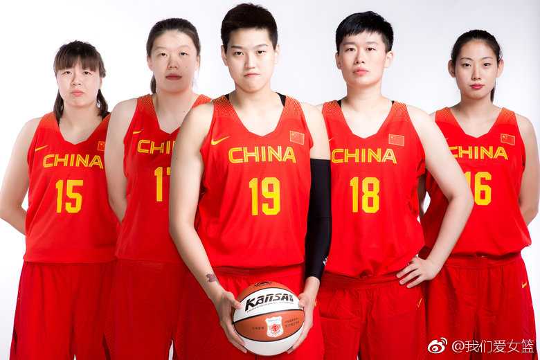 巾帼英姿绽放光影之中 中国女篮团结一心书写新篇章 “勒布朗梦”李梦在镜头前霸气十足,她单手托球,目光如炬,肌肉线条在光影下清晰可见。写真中的她散发着强大的自信,仿佛随时准备在赛场上冲锋陷阵。