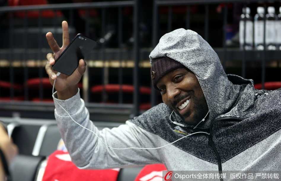 布拉切回归场边观战,新疆盼“灵活胖子”救赎卫冕路 布拉切神情严肃地凝视赛场,身后是热情的观众,此刻的他与球场近在咫尺却又远在天涯。