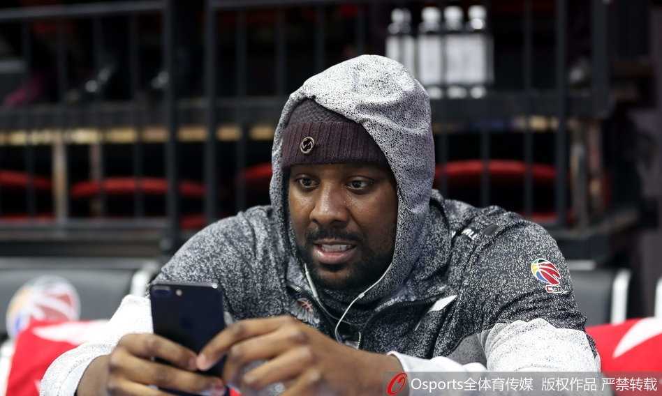 布拉切回归场边观战,新疆盼“灵活胖子”救赎卫冕路 换了个角度的布拉切,宽松的西装也遮不住发福的肚腩,但他的目光依旧犀利如猎手。