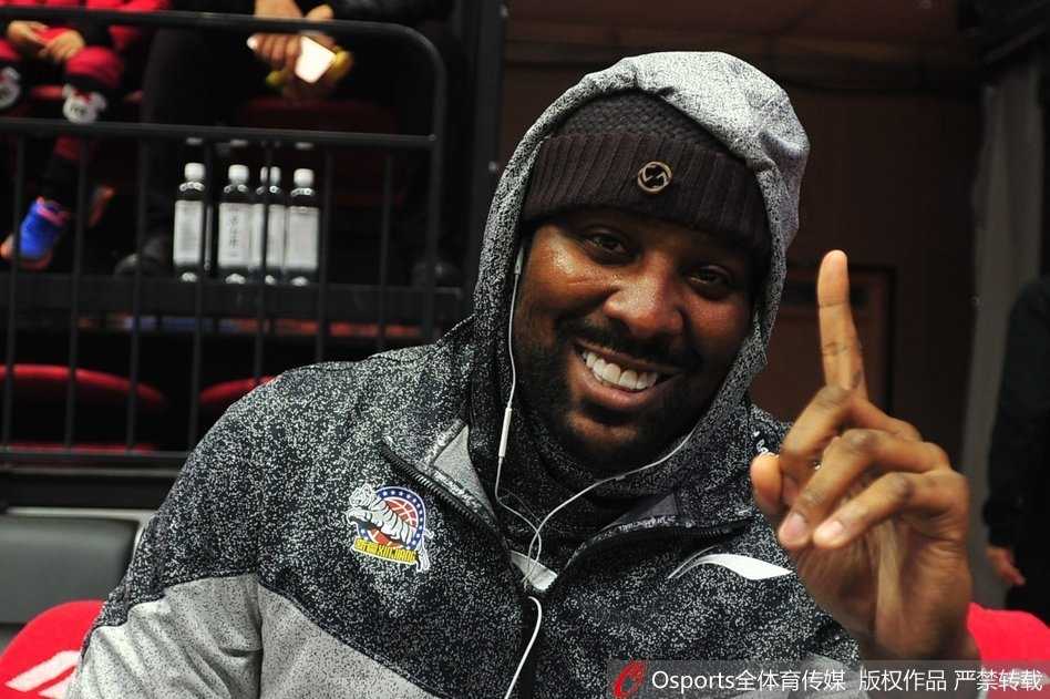 布拉切回归场边观战,新疆盼“灵活胖子”救赎卫冕路 身形圆润的布拉切现身看台,双手插袋眼神专注,仿佛在审视自己即将回归的战场。