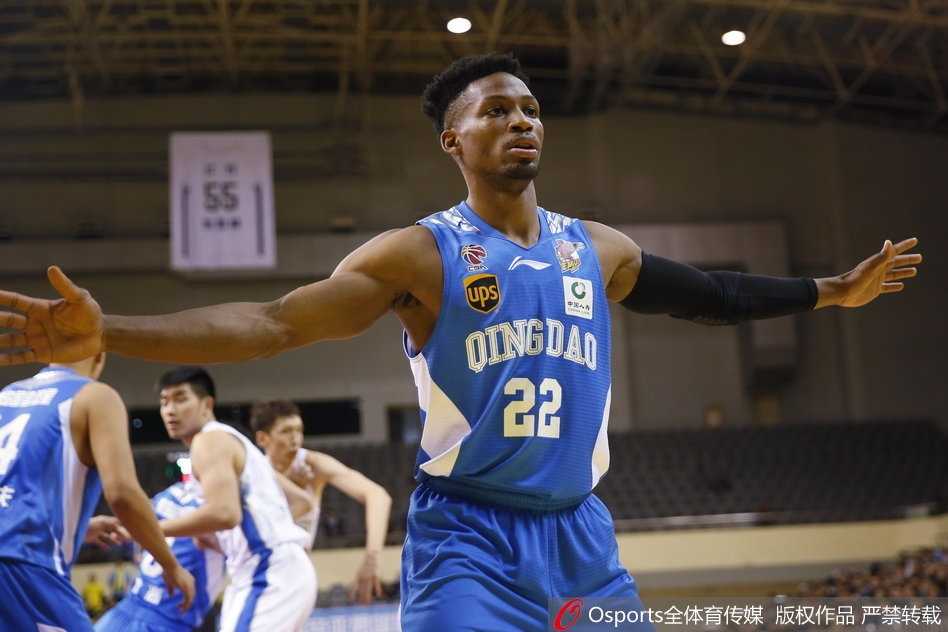 江苏队的柳伟在篮下卡位奋力拼抢篮板，他利用宽厚的身体顶住对手，高高跃起将球收入囊中，这是内线球员最纯粹的肌肉碰撞。