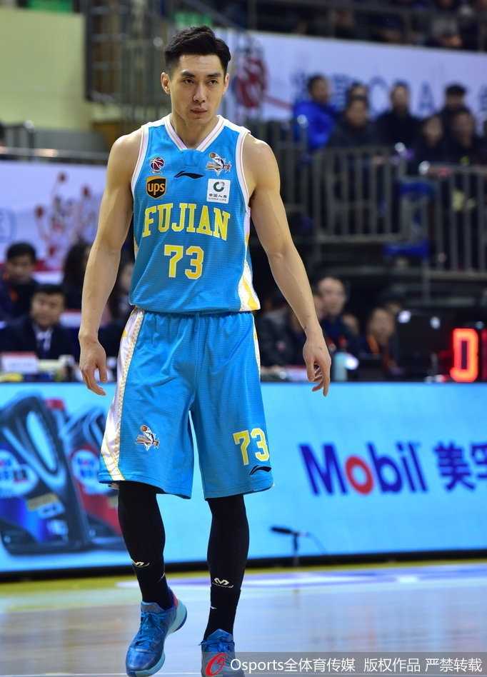 布鲁克斯三双力助江苏肯帝亚大胜福建,主场豪取六连胜完美双杀对手 福建外援拉斯·史密斯在严密防守下强行出手,他的表情写满了不甘与对胜利的渴望,但今晚的胜利女神没有站在他这边。