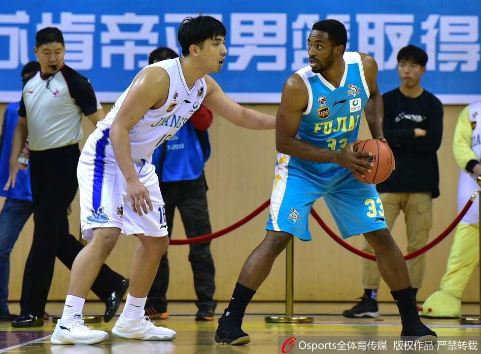 布鲁克斯三双力助江苏肯帝亚大胜福建,主场豪取六连胜完美双杀对手 江苏队老将易立与队友在暂停时激情击掌,他们之间的信任和默契是球队能够顶住反扑、拿下胜利的重要保障。