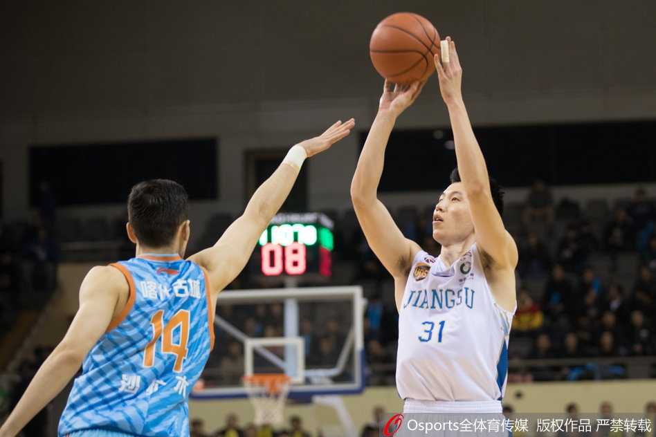 苏州主场体育馆内灯火通明，热情的江苏球迷们身着统一助威服，挥舞着充气棒，将看台汇成一片欢乐的蓝色海洋，为球队的每一次进攻呐喊助威。