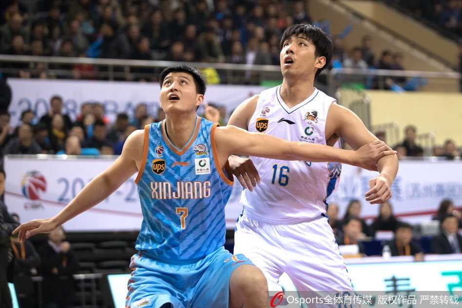 江苏队大外援拉杜利察在新疆队内线孙桐林的防守下，强硬地用身体卡住位置，高高跃起，单手将球砸入篮筐，展现了强大的内线统治力。