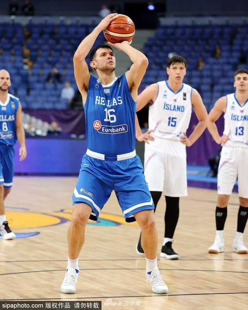 冰岛队的豪库尔·帕尔松在希腊双人包夹的铜墙铁壁下强行突破，他紧锁的眉头和坚毅的目光，是维京勇士不屈精神的最佳写照