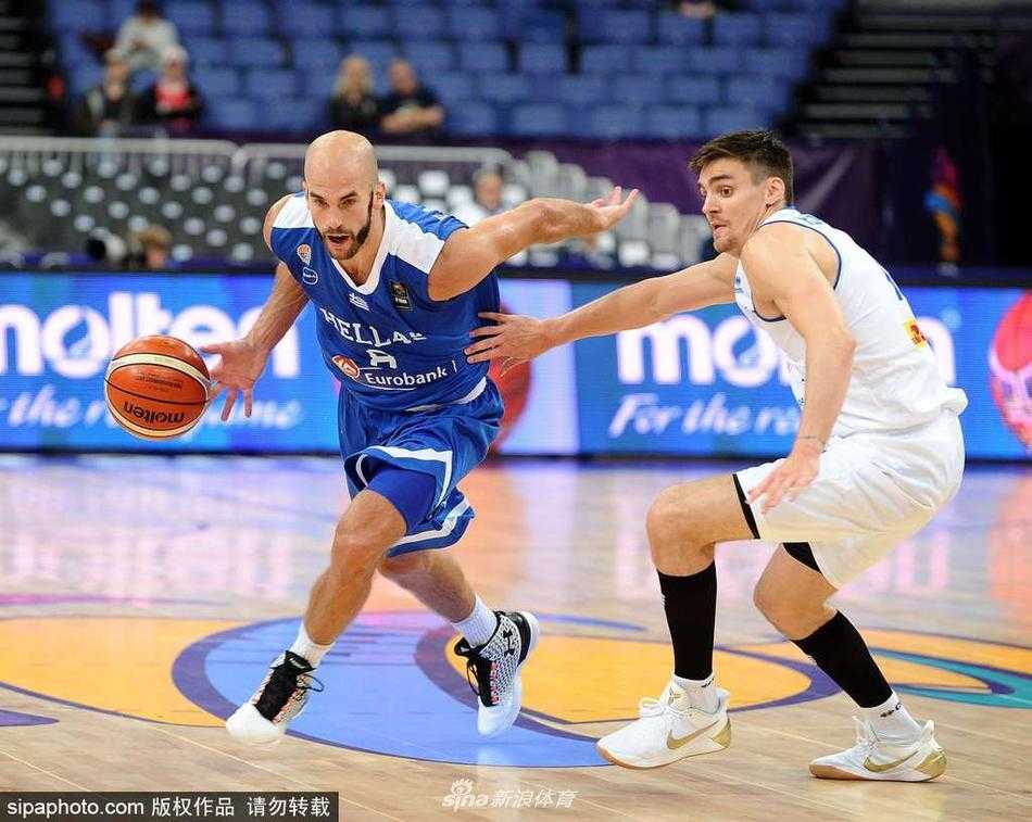 希腊内线巨塔乔治斯·普林泰齐斯在冰岛长人阵中奋力跃起摘下进攻篮板，他肌肉的线条和紧绷的神情，满载着奥林匹亚的荣光与渴望