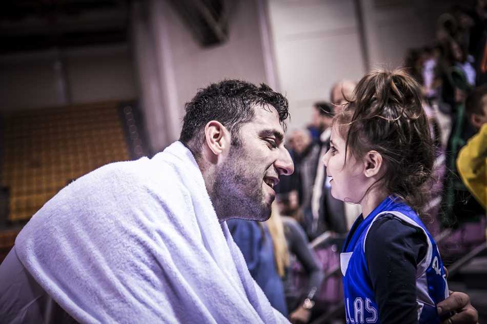 希腊队世预赛力克爱沙尼亚,广厦外援博洛西斯以队长身份闪耀赛场 希腊队长博洛西斯在希腊与爱沙尼亚的世预赛中,正用扎实的背身单打技术碾压对手内线,眼神中透露出必胜的决心。