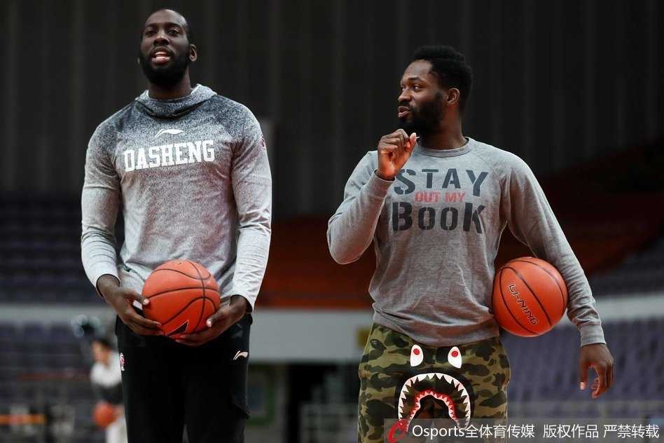 帕戈潮裤抢镜变身舞王 同曦备战季后赛气氛搞怪 帕戈在搞怪动作完成后,自己也没忍住笑出声来,潮裤随着他的动作摆动,整个训练场的氛围因为他的搞怪而变得轻松活泼