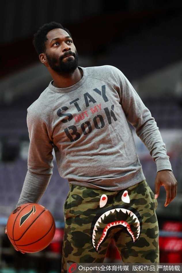 帕戈潮裤抢镜变身舞王 同曦备战季后赛气氛搞怪 训练结束,帕戈穿着那条抢眼的潮裤准备离场,搞怪的表情依然挂在脸上,看来他已经用自己独特的方式完成了赛前热身