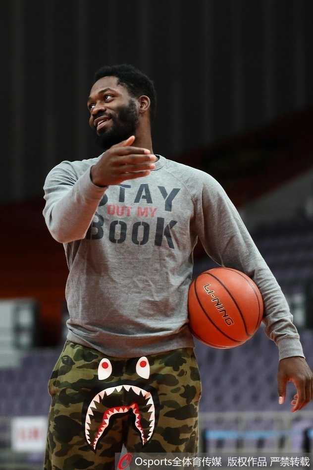 帕戈潮裤抢镜变身舞王 同曦备战季后赛气氛搞怪 视角拉近,帕戈搞怪的表情成为焦点,他身上的潮裤图案细节清晰可见,这条裤子无疑让他成了训练场上的时尚icon