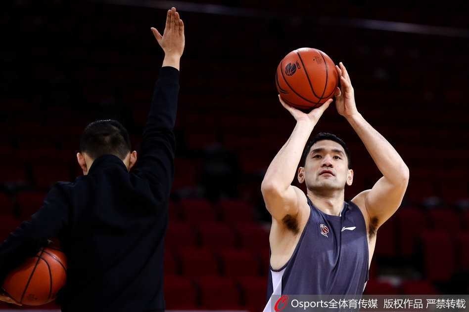 带伤出征,郭艾伦赛前训练笑对绷带 夕阳的余晖透过体育馆高窗洒在木地板上,郭艾伦完成最后一组投篮练习后,站在原地凝视着篮筐,白色的绷带在逆光中勾勒出一抹坚毅的轮廓。