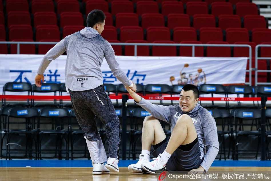 带伤出征,郭艾伦赛前训练笑对绷带 训练结束后,郭艾伦收拾装备准备离开,他嘴角带着一丝微笑,仿佛对今天的训练效果感到满意,也像是在对镜头说:球场见。