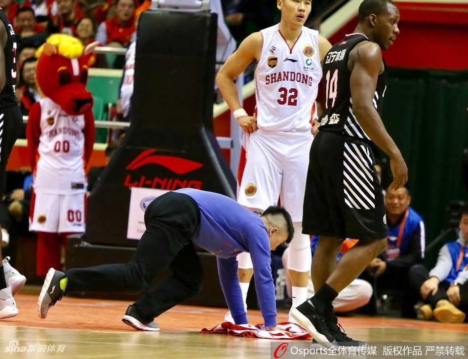 平凡英雄闪耀CBA赛场 擦地哥孟飞与他的篮球追梦之旅 孟飞蹲在地上,认真整理着几块叠放整齐的白色毛巾和一对已经磨损的护膝,这些就是他最亲密的“战友”,陪伴他走过一个又一个赛场,见证了他对梦想的坚持与热爱