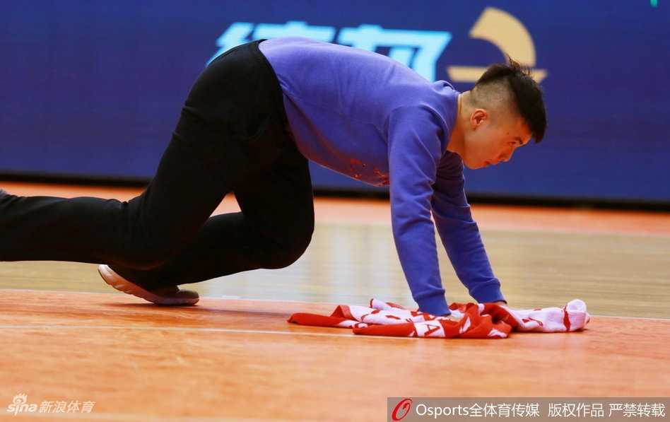 平凡英雄闪耀CBA赛场 擦地哥孟飞与他的篮球追梦之旅 比赛结束后,孟飞双手捧着刚刚获赠的睢冉球衣,站在场地中央合影,他的眼神中闪烁着光芒,背后是尚未完全散去的观众席,仿佛整个赛场都在为他见证这一荣耀时刻