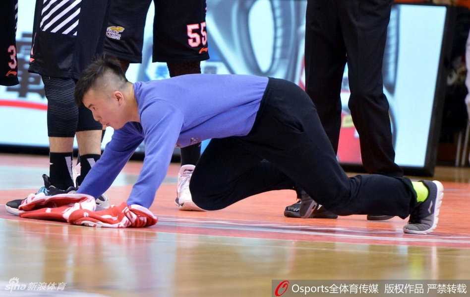 平凡英雄闪耀CBA赛场 擦地哥孟飞与他的篮球追梦之旅 孟飞小心翼翼地将睢冉的签名球衣展开,仔细端详着上面的每一个字,这件球衣不仅是一件礼物,更是一份沉甸甸的认可,激励着他在未来的道路上继续发光发热