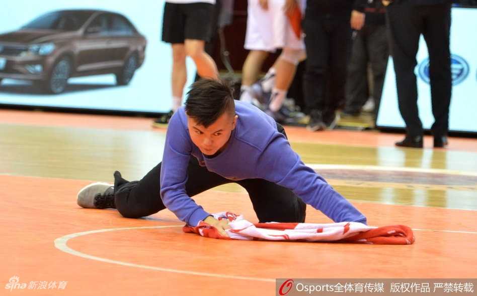 平凡英雄闪耀CBA赛场 擦地哥孟飞与他的篮球追梦之旅 孟飞像一名冲刺的战士般飞速冲进场地,眼神专注而坚定,手中的白色毛巾即将触地,那一刻他仿佛手握钢枪,奔赴属于他的战场