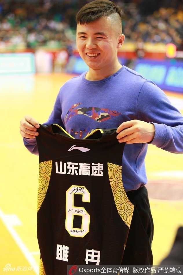 平凡英雄闪耀CBA赛场 擦地哥孟飞与他的篮球追梦之旅 睢冉将自己珍贵的签名球衣递到孟飞手中,两人目光交汇,孟飞脸上洋溢着激动与感激的笑容,这一刻的传递超越了球员与工作人员,更像是英雄间的惺惺相惜