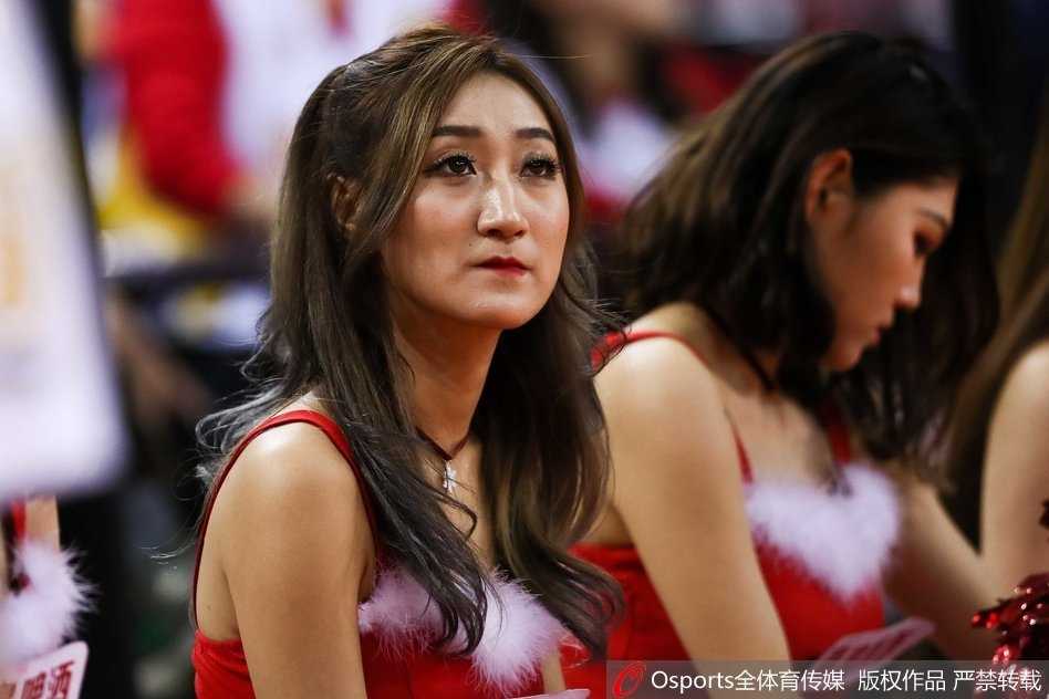 伴随着欢快的圣诞旋律，宝贝们轻盈跃起，红色短裙在空中划出优美弧线，她们将节日的喜悦与篮球的动感完美融合，此刻的奥体中心仿佛变成了梦幻的圣诞舞会现场。