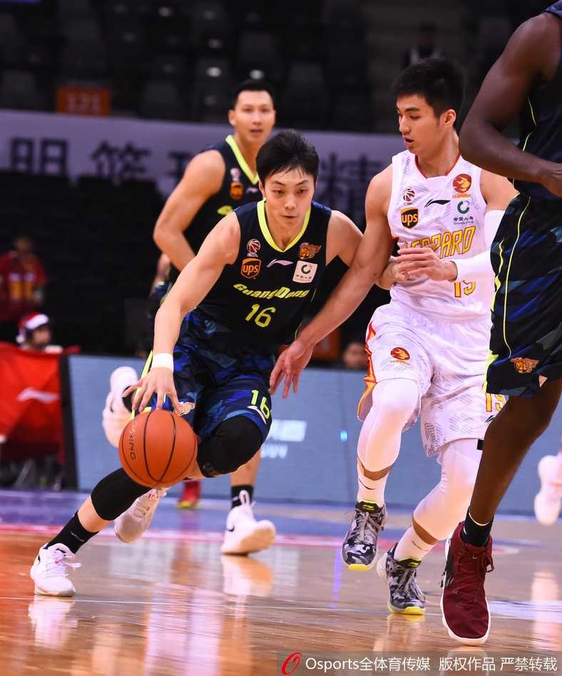 平安夜大战!广东宏远客场掀翻深圳烈豹,赛季双杀终结对手六连胜 广东宏远领袖易建联在深圳内线长人阵中旱地拔葱,用一记标志性的中距离跳投稳稳取分。
