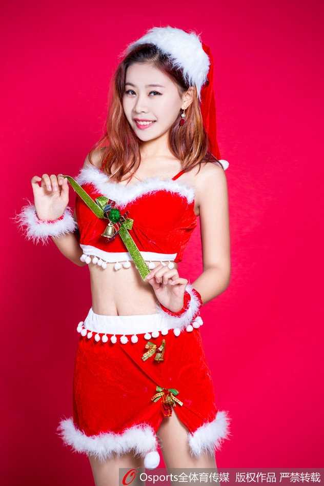 平安夜绽放的暖阳:广东篮球宝贝的青春与热爱 近景特写镜头,女孩手抚秀发,眼神温柔地看向镜头。背景的圣诞装饰微微虚化,衬托出主人公精致的五官和甜美的气质。