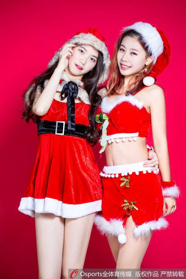 平安夜绽放的暖阳:广东篮球宝贝的青春与热爱 镜头前的啦啦队少女,双手在脸颊旁轻轻比出爱心手势,眼神清澈明亮,仿佛在向这个平安夜送出最温柔的祝福。