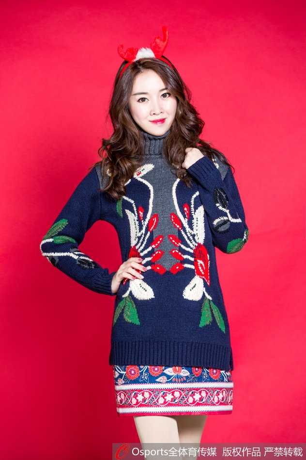 广东宏远啦啦队红色麋鹿装点燃冬日赛场 篮球宝贝甜美元气谱写加油文化 全景镜头下的啦啦队阵容,统一的红色圣诞装与麋鹿发饰相映成趣,她们整齐划一的动作和热情的笑容成为看台上最夺目的焦点。